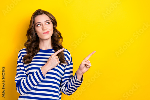 Foto Photo of thoughtful doubtful young lady wear striped shirt pointing two fingers