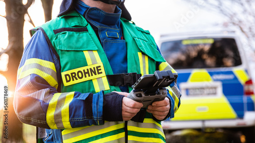 Drohnenpilot von Feuerwehr im Einsatz