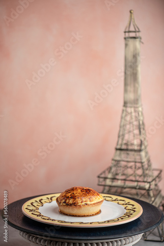 Obraz na płótnie French pastry with Eiffel Tower decor w salonie