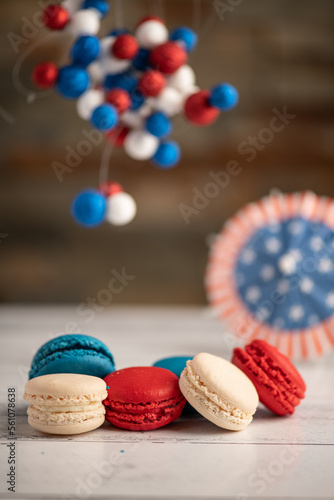 Obraz na płótnie Macaroons on festive colors w salonie