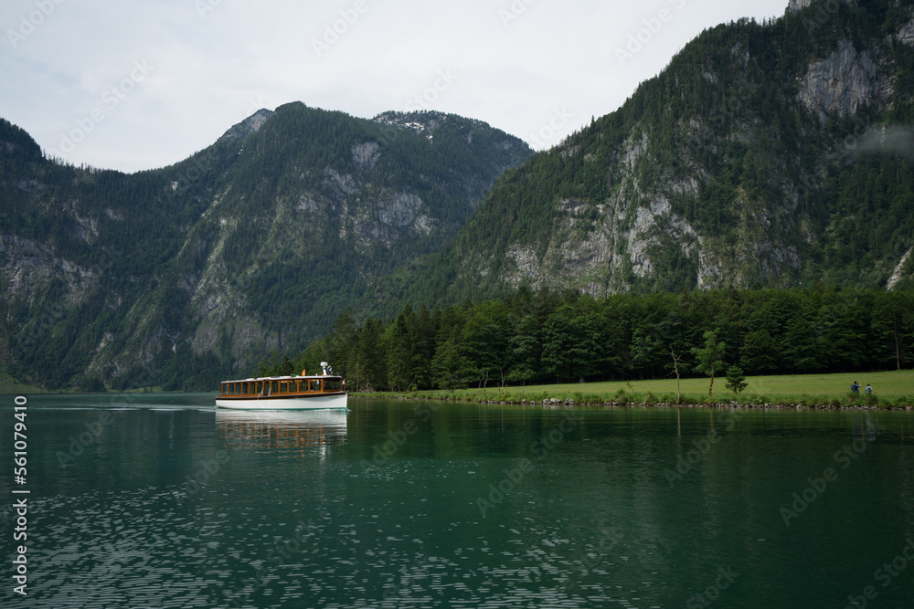 Boot im Sommer mit Touristen auf Königsee in Berchtesgaden in Bayern.