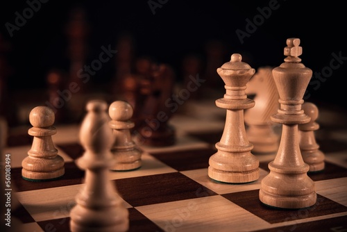 Schachfiguren auf einem Schachbrett mit unterschiedlichen Sch  rfeebenen