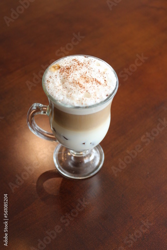 Cappuccino, café com leite, chocolate e canela. Bebida Italiana