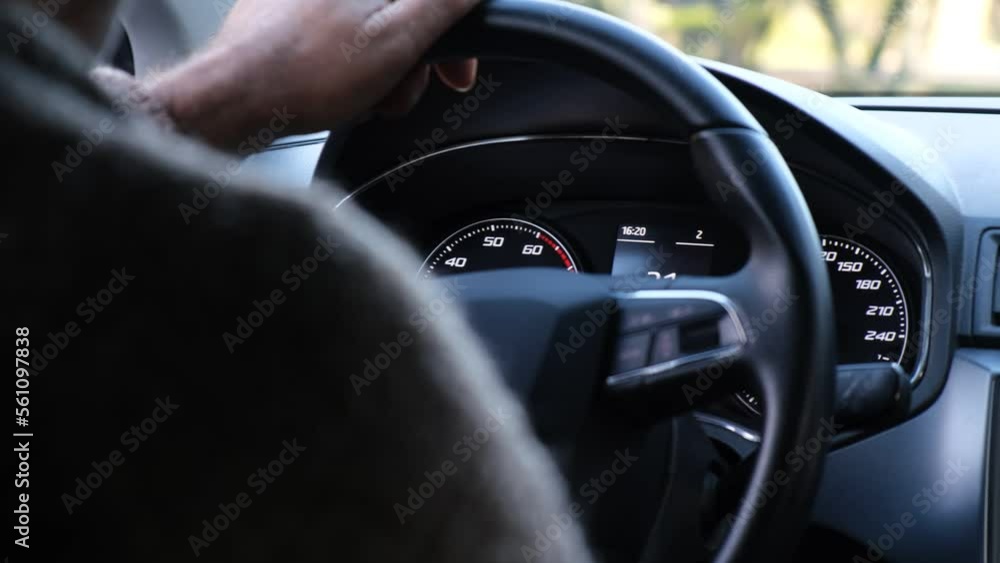 4k vídeo. Slow motion de hombre caucásico conduciendo un coche de forma responsable durante el día.
