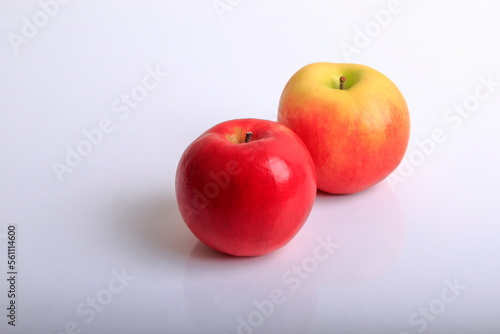 Composition of a pair of red apples.