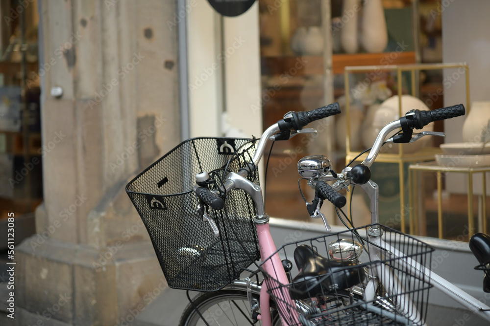 Obraz premium Zwei Fahrräder vor dem Laden geparkt.