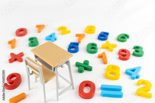 玩具の勉強机と数字.算数の勉強イメージ 