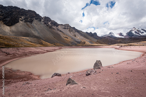 Laguna Roja o de agua roja, parte del tour de 7 lagunas en Cusco, Perú. El agua tiene el mismo color de tierra que se encuentra en la cordillera de los andes.