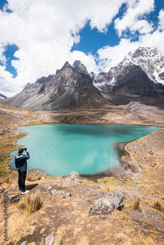 Laguna turquesa del tour de 7 lagunas de colores en Quispicanchi en Cusco, Perú con el nevado Ausangate.