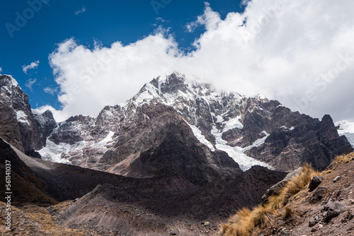 Nevado del Ausangate en la cordillera de los Andes en Cusco, Perú. Este nevado acompaña al caminante durante el tour de siete (7) lagunas.