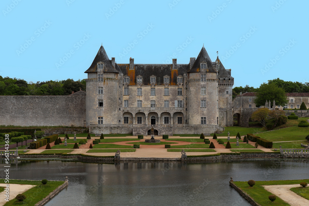 Charente-Maritime - Saint-Porchaire - Façade principale du Chateau de La Roche-Courbon