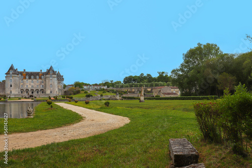 Charente-Maritime - Saint-Porchaire - Chateau de La Roche-Courbon, son lac et son parc
