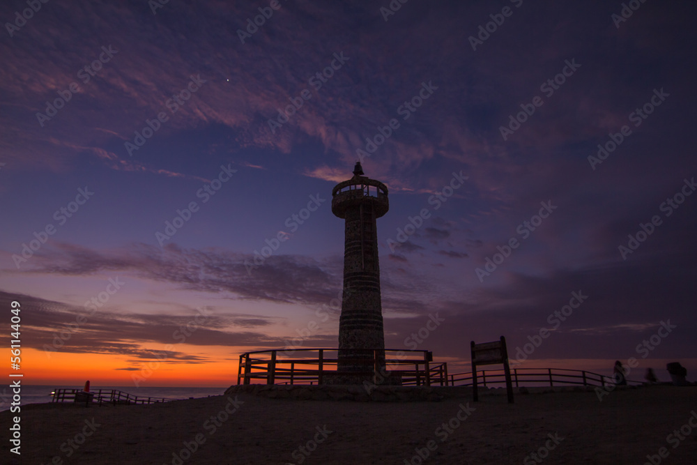Fototapeta premium LIGHTHOUSE IN A SUNSET IN LA CHOCOLATERA, SALINAS, ECUADOR