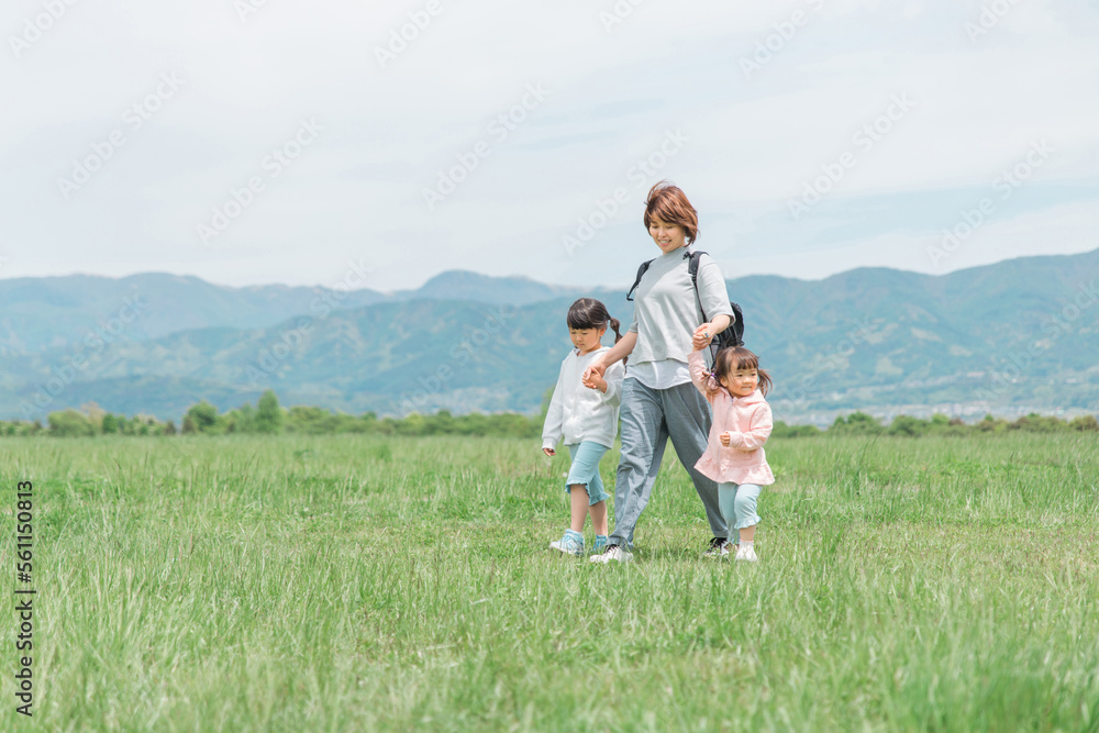 育児・子育てで公園を歩く親子（ママと子供）