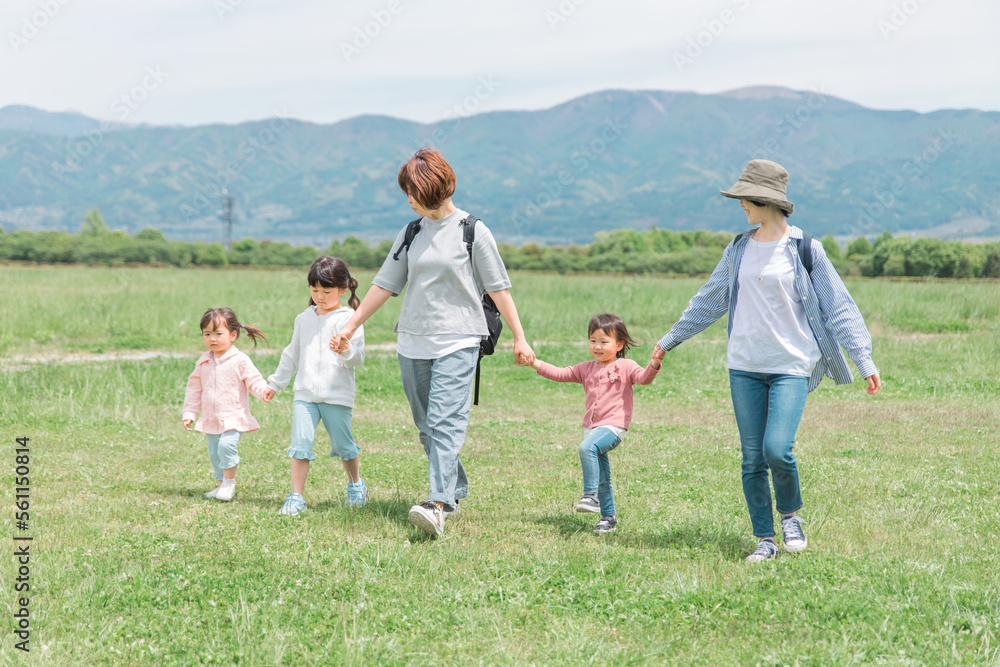 夏休みにママ友家族と公園を歩く親子（青空・歩く・空）