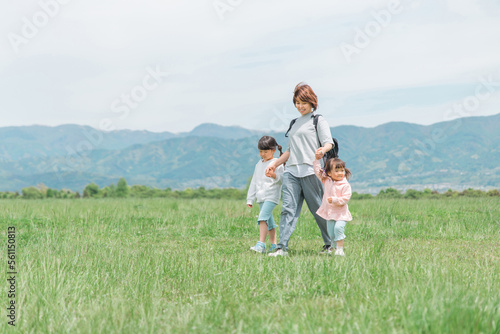 育児・子育てで公園を歩く親子（ママと子供）