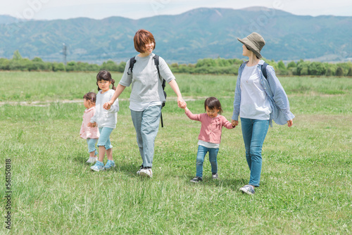 夏休みにママ友家族と公園を歩く親子（子供・幼児・旅行・レジャー・お出かけ・外出）
