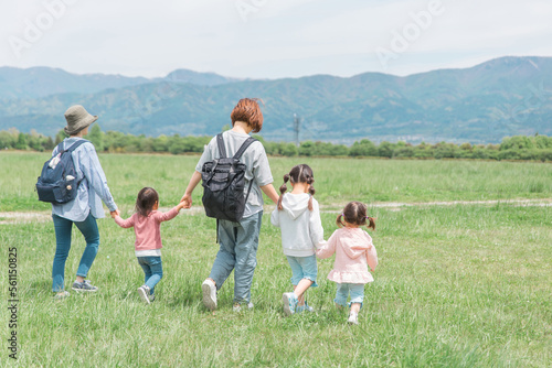 ママ友家族を公園を歩く親子の後ろ姿（女友達・母子家庭）