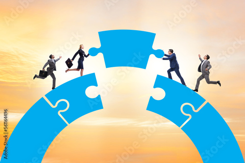 Obraz na płótnie Business people building bridge in teamwork concept w salonie