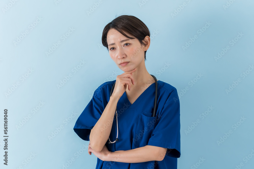 考える日本人女性 考える日本人女性