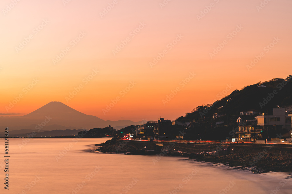 Fototapeta premium 夕焼け空と江ノ島から見える富士山