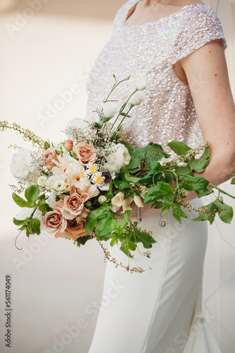 Neutral palette bridal bouquet for Bricks lovers