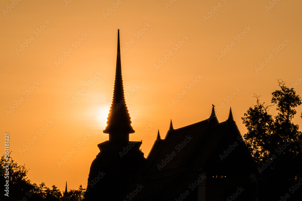 Obraz premium silhouette of Wat Temple beautiful temple in the historical park Thailand