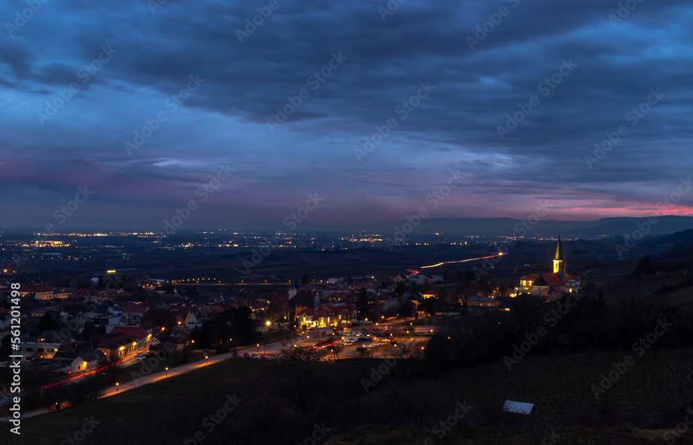 Ausblick auf Gumpoldskirchen in Niederösterreich in der Abenddämmerung