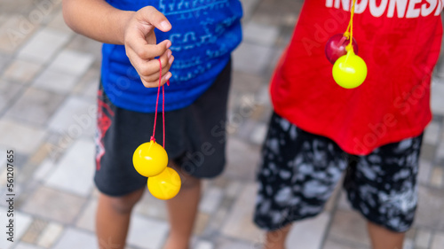 Lato-lato games are increasingly widespread and viral, especially at the age of children.  photo