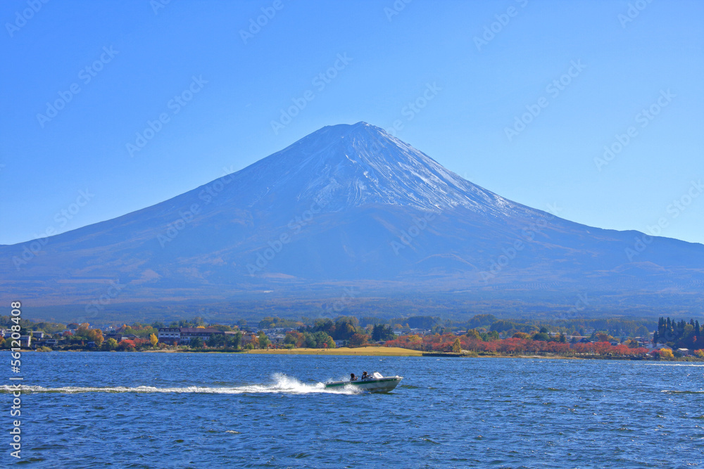 青空の中の富士山とボート