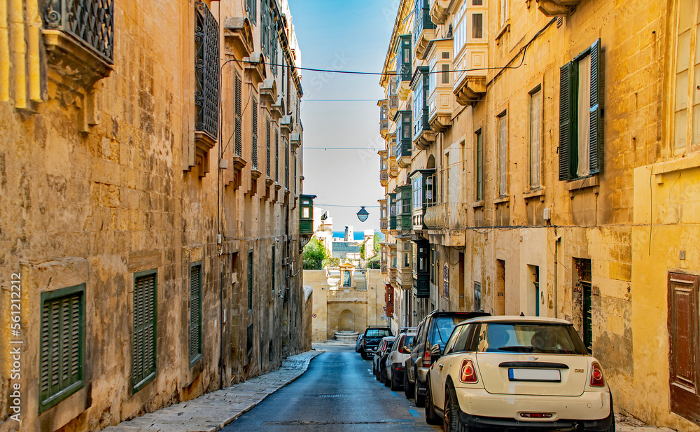 Typische enge Gassen mit bunten Balkonen in Valletta, Malta