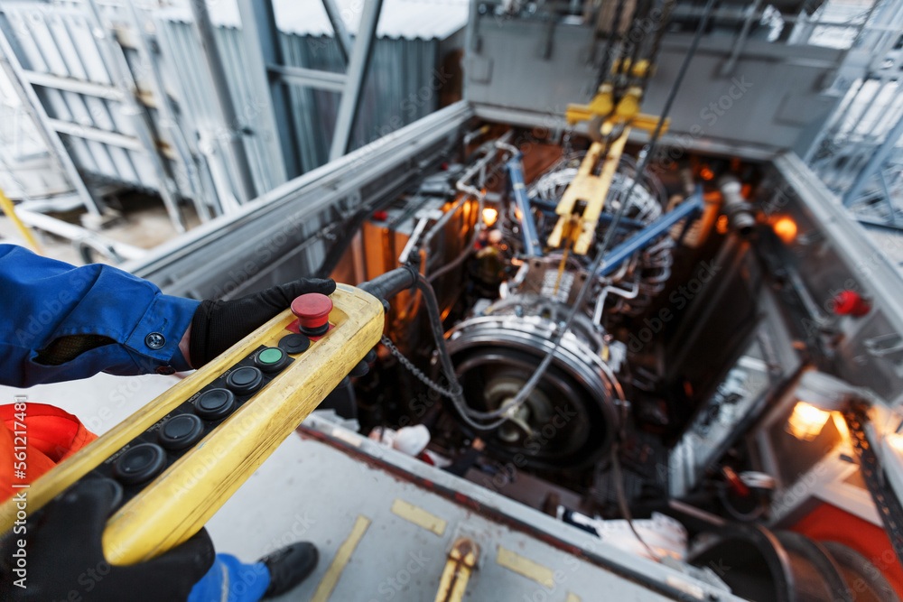 Yellow Remote control of a crane for installing a gas turbine plant for generating energy