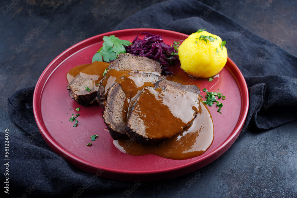 Traditionell geschmorter Sauerbraten vom Rind mit Blaukraut und ... Traditionell geschmorter Sauerbraten vom Rind mit Blaukraut und ...