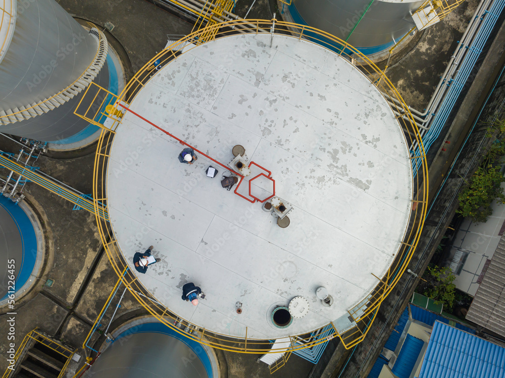 Obraz premium Top view chemical industry tank storage white carbon steel