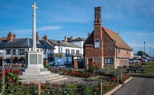 Valokuva Tudor built Moot Hall on the seafront in Aldeburgh, on a summers day with the Wa