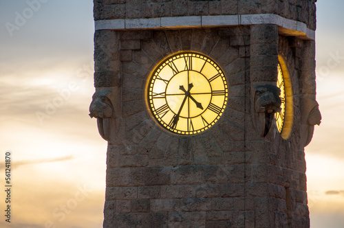 Uhr im Pegelturm an den Hamburger Landungsbrücken