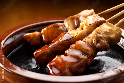 Quadro su tela 鶏のモモ肉の串焼きをタレ壺の中の焼き鳥のタレに漬ける