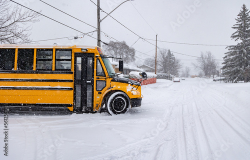 Autobus scolaire dans la neige 