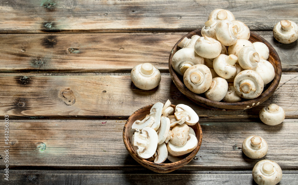 Fresh mushrooms in bowl.