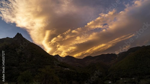 Timelapse coucher de soleil gros nuages pyrénées Cauterets 4K