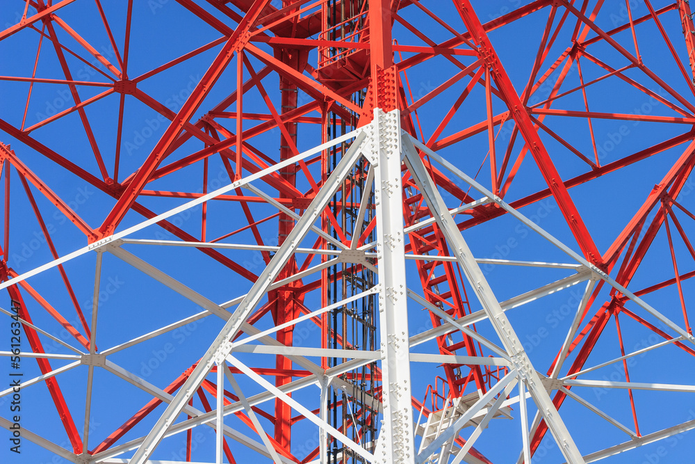 Fototapeta premium 赤と白に塗装された鉄塔と青空