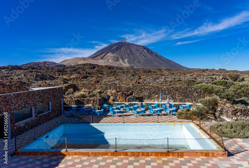 Aktiv auf Teneriffa, Kanarische Inseln: der höchste Berg Spaniens Teide - skurriles, verrücktes Foto mit Swimming Pool im Vordergrund