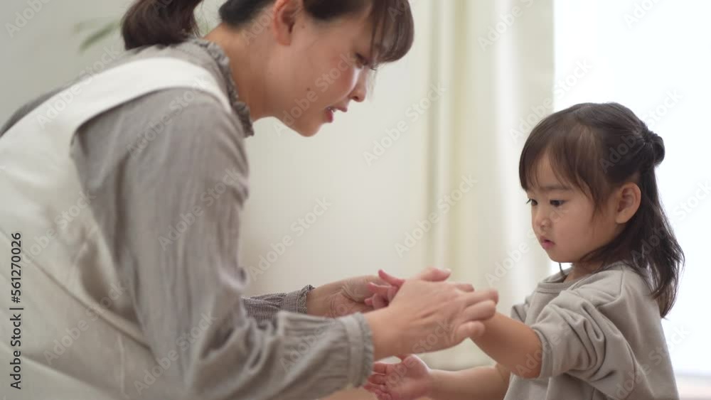 保湿クリームを塗る親子 保湿クリームを塗る親子