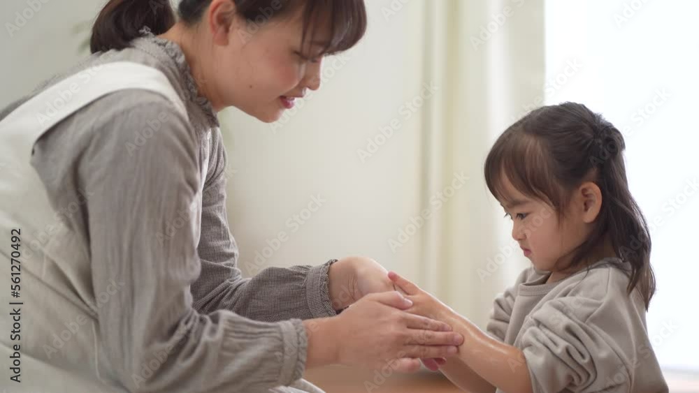 保湿クリームを塗る親子 保湿クリームを塗る親子