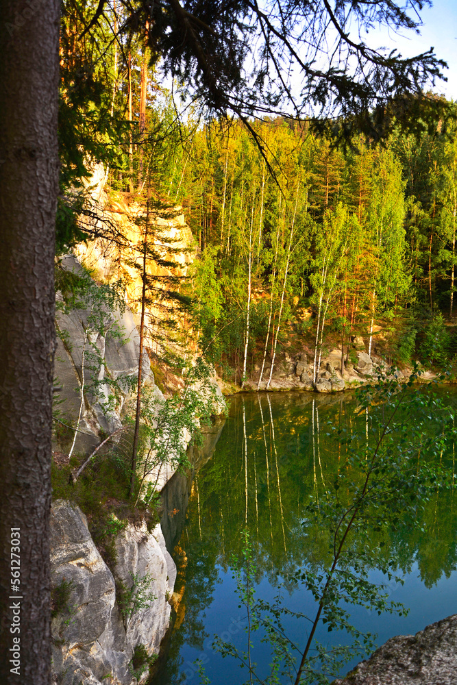 las i skały, drzewa nad jeziorem, odbicie w wodzie, skalne miasto, rocks and trees against the sky blue, rock formations, Adršpach-Teplice Rocks - obrazy, fototapety, plakaty 