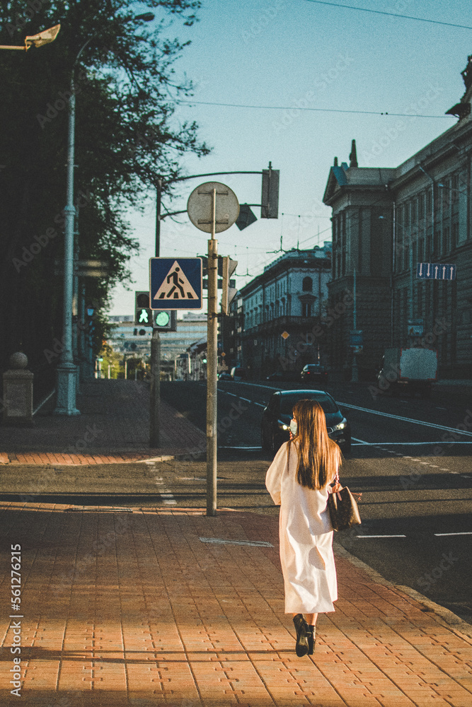 Obraz premium person walking in the city