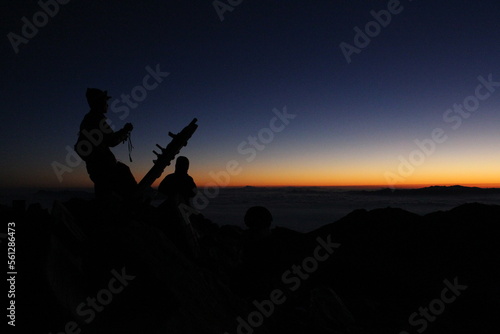山頂で日の出を待つ登山者