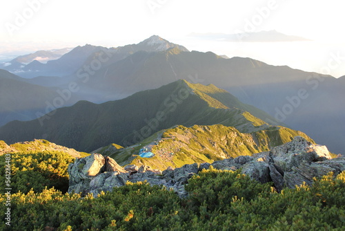 北岳の尾根道と山小屋とテント場