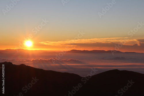 山頂から見る日の出 © aroh_as