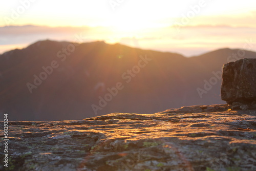 朝日を浴びる岩